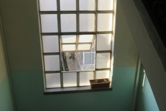 Merdiven sahanlığında yer alan ters vasistaslı pencere modülü