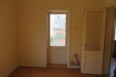 Yatak odasında yer alan balkon ve koridor kapıları (6 no’lu daire)