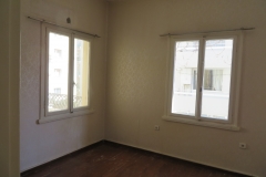 Odalarda yer alan çift kanatlı ahşap yağlı boyalı pencereler