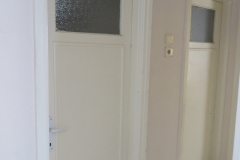 Koridor üzerinde yer alan tuvalet ve banyo kapısı