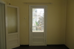 Yatak odasında yer alan balkon ve koridor kapıları (5 no’lu daire)