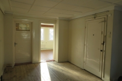 Oturma holünden daire giriş kapısı ve oda kapılarının görünüşü
