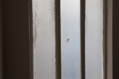 Merdiven sahanlığında yer alan üç kanatlı buzlu camlı pencere modülü